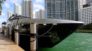 Miami, şehir finans merkezi ve Biscayne Körfezi yakınlarındaki lüks apartman ve yatlar.