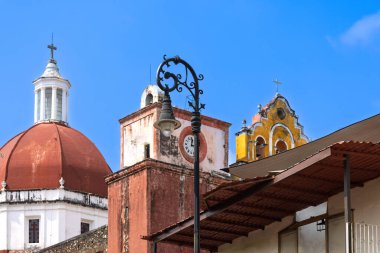 Cuernavaca Katedrali ve Meksika Morelos 'taki Cuernavaca caddelerinin renkli mimarisi.