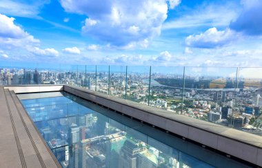 Şehir merkezindeki Bangkok siluetinin panoramik görüntüsü King Power Mahanakhon 'dan iş finans merkezinde.