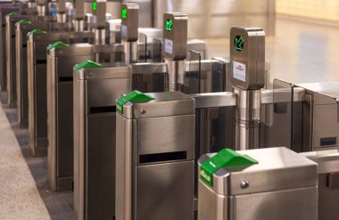 Toronto TTC Metrolinx Presto makineleri. Toplu taşımada irtibatsız akıllı kart teknolojisi.