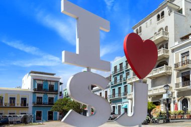 Porto Riko, San Juan tarihi şehir merkezinde renkli koloni mimarisi.