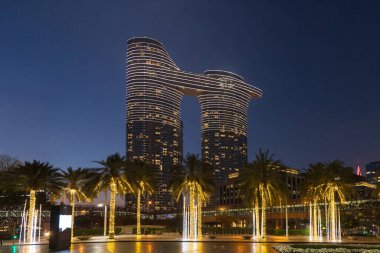 BAE, Dubai şehir merkezi finansal siluet ve Dubai Alışveriş Merkezi yakınlarındaki iş alışveriş merkezi .