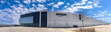Toronto, Kanada, 10 Nisan 2025: Toronto 'daki Amazon Kuzey Amerika Teslimat, Dönüş ve Yenilenmiş Ürün Merkezi Deposu