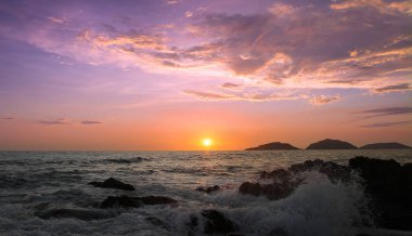 Mazatlan plajları, gün batımları ve manzaralı yavaş çekim okyanusları Malecon deniz gezinti alanı yakınlarında dalgalar ve kabarır..