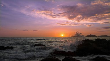 Mazatlan plajları, gün batımları ve manzaralı yavaş çekim okyanusları Malecon deniz gezinti alanı yakınlarında dalgalar ve kabarır..