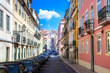 Lizbon tarihi şehir merkezinin tipik Portekiz mimarisi ve renkli binaları.