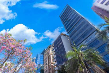 Quito, Ekvador. Quito merkez iş bölgesinde Carolina Park modern mimarisi
