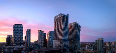Toronto 'nun Yonge ve Eglinton şehir merkezleri yakınlarındaki orta ve üst sınıf modayı takip ediyor..