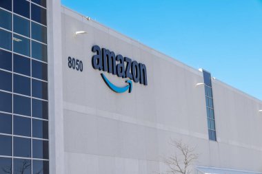 Toronto, Kanada, 10 Nisan 2025: Toronto 'daki Amazon Kuzey Amerika Teslimat, Dönüş ve Yenilenmiş Ürün Merkezi Deposu