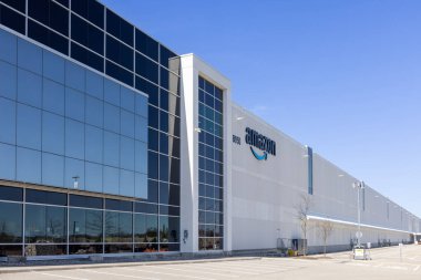 Toronto, Kanada, 10 Nisan 2025: Toronto 'daki Amazon Kuzey Amerika Teslimat, Dönüş ve Yenilenmiş Ürün Merkezi Deposu