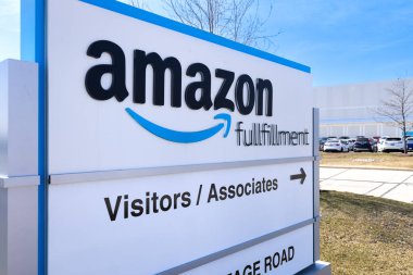Toronto, Kanada, 10 Nisan 2025: Toronto 'daki Amazon Kuzey Amerika Teslimat, Dönüş ve Yenilenmiş Ürün Merkezi Deposu