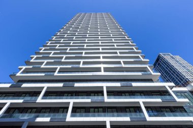 Toronto 'da Yonge ve Eglinton yakınlarındaki orta ve üst sınıf moda bir apartman dairesi..