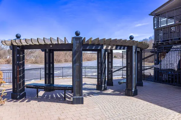 Paris, Ontario 'nun Brant ilçesindeki Grand ve Nith nehirleri üzerinde pitoresk bir kasaba. .