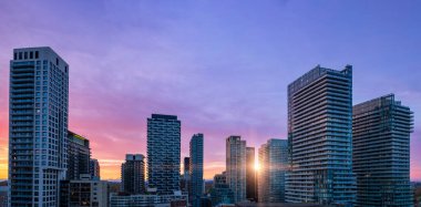 Toronto 'nun Yonge ve Eglinton şehir merkezleri yakınlarındaki orta ve üst sınıf modayı takip ediyor..