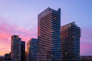 Toronto 'nun Yonge ve Eglinton şehir merkezleri yakınlarındaki orta ve üst sınıf modayı takip ediyor..