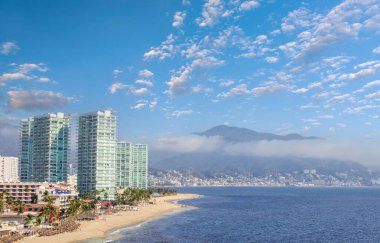 Puerto Vallarta tatili, Meksika. Manzaralı okyanus ve Nuevo Puerto Vallarta plaj manzarası.