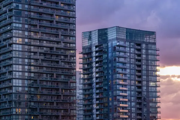 Orta ve üst sınıf ailelerin yanı sıra Ontario müteahhitlerinin imrendiği üst sınıf Eglinton ve Forest Hill yerleşim alanları.