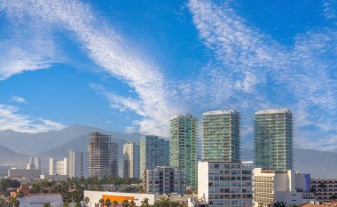 Puerto Vallarta tatili, Meksika. Manzaralı okyanus ve Nuevo Puerto Vallarta plaj manzarası.