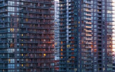 Orta ve üst sınıf ailelerin yanı sıra Ontario müteahhitlerinin imrendiği üst sınıf Eglinton ve Forest Hill yerleşim alanları.