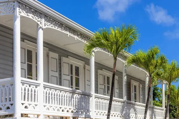 Karayip gemi seyahati. Saint Martin 'de Marigot' un koloni manzaralı renkli sokakları.