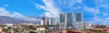 Puerto Vallarta tatili, Meksika. Manzaralı okyanus ve Nuevo Puerto Vallarta plaj manzarası.