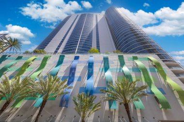 Florida, Fort Lauderdale, Las Olas Bulvarı. Şehir merkezi finans bölgesi ve şehir silüeti.