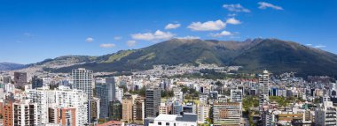 Quito, Ekvador. Carolina Park 'ın panoramik silueti. Merkezi iş bölgesinde modern apartmanlar..