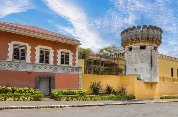 Kosta Rika, tarihi şehir merkezinde renkli San Jose caddeleri. Karayip gemi seyahati.