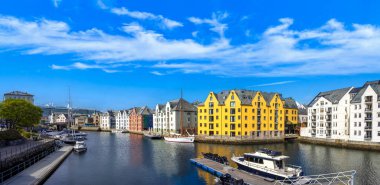 Alesund, Norveç 'in batı kıyısındaki liman kasabası Art Nouveau mimarisi ve fiyortlarıyla ünlüdür..