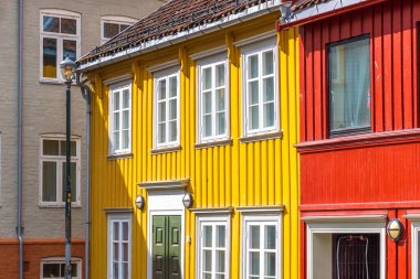 Norveç, manzaralı Trondheim kasabası. Bakklandet, renkli evleri olan ünlü bir turizm merkezi..