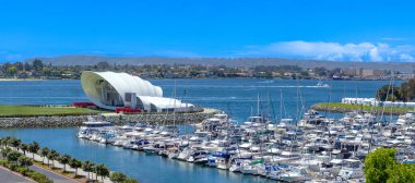 ABD, Kaliforniya, San Diego Körfezi marinası ve Gaslamp Quarter yakınlarındaki Liman Köyü.