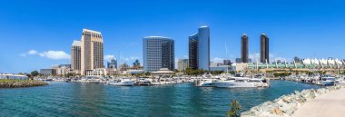 ABD, Kaliforniya, San Diego Körfezi marinası ve Gaslamp Quarter yakınlarındaki Liman Köyü.