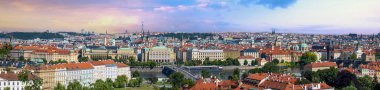 Çek Cumhuriyeti, Prag 'ın panoramik manzarası, Vlatva nehri ve Prag' ın üzerindeki köprüler.