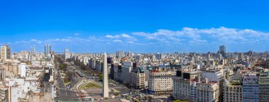 Panoramik şehir manzarası ve Buenos Aires 'in 9 de Julio Bulvarı' ndaki obelisk yakınlarında ufuk çizgisi manzarası..