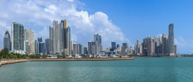 Panama City şehir merkezi ve finans merkezinin panoramik görüntüsü.