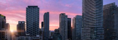 Eglinton ve Forest Hill 'de orta ve üst sınıf ailelerin gıpta ettiği bir yerleşim bölgesi..