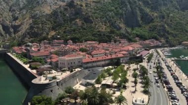 Karadağ 'ın Kotor Old Town kentinin havadan görüntüsü. Ortaçağ Kalesi, Turistik Cazibe ve Seyir Gemisi Güzergahı Sunny Summer Day 4k