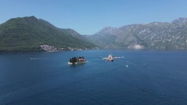 Karadağ 'ın Kotor Körfezi' ndeki Perast Kiliselerinin insansız hava aracı görüntüsü. 4k Yaz Gününde Manzara Simgeleri