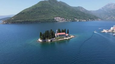 Karadağ 'ın Kotor Körfezi Perast kentindeki Kotor Körfezi' ndeki Katolik Manastırı. Dini Simge ve Idyllic Peyzaj Yaz Günü, Drone 4k