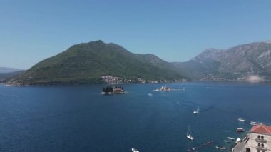 Perast, Karadağ, Drone Aerial View, Kotor Körfezi 'ndeki Katolik Kiliseleri, Kent Simgeleri ve Turist Çekim Amaçlı İki İslet