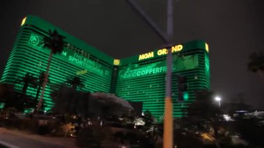 Gece Las Vegas Bulvarı, MGM Grand Otel ve Kumarhane Binası Yeşil Işık, 4K Bulvarındaki Hareketli Araçtan Görüş