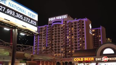 Las Vegas Gece Strip, Polo Kuleleri Binası ve Işıklardaki Dükkanlar, 4K numaralı arabadan manzara