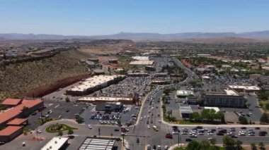 St. George Cityscape, Utah, ABD. Red Cliffs ve River Drive 'daki trafiğin insansız hava aracı görüntüsü. Güneşli günde Zion Ulusal Parkı 'na Kaçış