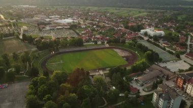 Sırbistan 'ın Bajina Basta Town kentindeki Futbol Stadyumu ve Spor Kompleksi' nin havadan görünüşü. Şehir manzarası ve Eğitimdeki İnsanlar, İnsansız Hava Aracı Altın Saat Güneş Işığında Çekildi