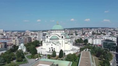 Belgrad, Sırbistan. Güneşli bir günde Saint Sava Ortodoks Tapınağı 'nın insansız hava görüntüsü. Landmark ve Cityscape 4k