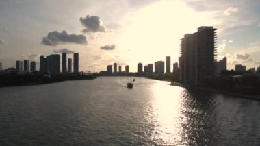 Miami USA Golden Hour 'da, Biscayne Bay Waterway' in havadan görüntüsü, Bayfront Condos Siluetleri, Florida USA. İHA 4K