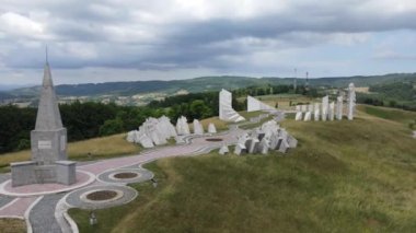 Kadinjaca, Uzice, Sırbistan. Drone Hava Görüntüsü, İşgal Altındaki Yugoslavya 'daki Nazilere Karşı Direnişçiler İçin İkinci Dünya Savaşı Anma Kompleksi