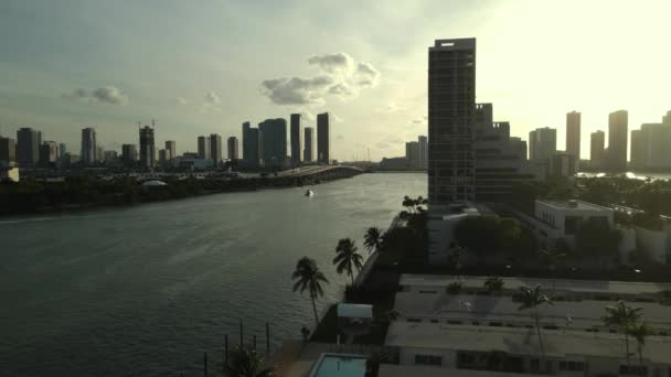 迈阿密黄金时刻的阳光 美国佛罗里达州大楼 摩天大楼和水道的俯瞰图4K — 图库视频影像