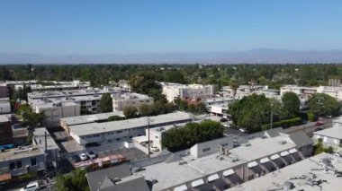 Sherman Oaks, Los Angeles, California 'nın Yerleşim Mahallesi, Güneşli Gün 4K' da İHA Havadan Binalar ve Sokak Trafiği