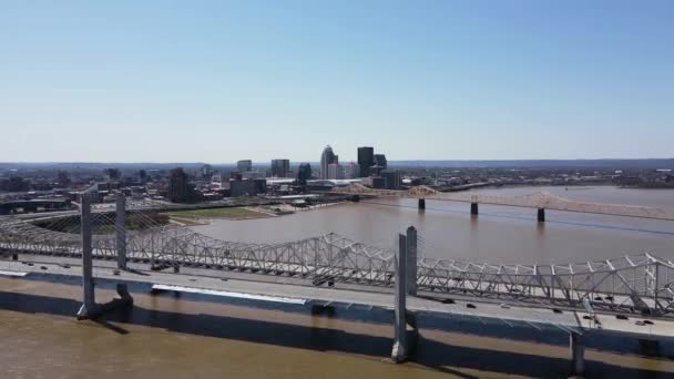 美国肯塔基州路易斯维尔市中心俄亥俄河上游公路桥交通空中景观背景 无人机发射60Fps — 图库视频影像